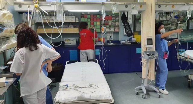 La linarense Arabia, junto a sus padres, ha sido la primera bebé en nacer en Andalucía este 2024