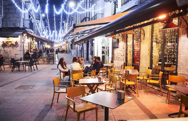 Archivo - Gente en la zona de ocio de Santander