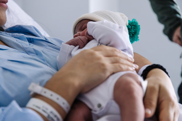 María Liz sostiene a su hijo Erik, que ha sido el primer bebé nacido en 2024 en Madrid, en el Hospital Universitario La Paz, a 1 de enero de 2024, en Madrid (España). 