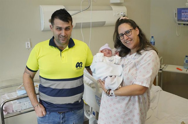 Fran Barreiro y Jenny Gallego, padres primerizos del ayuntamiento pontevedrés de Gondomar, posan con su hijo Kyliam, que ha sido el primer bebé nacido en 2024 en España, en el Hospital Álvaro Cunqueiro, a 1 de enero de 2024, en Vigo, Pontevedra.