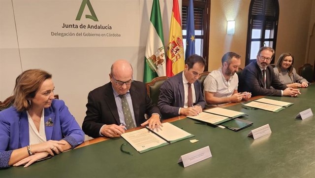 Justicia firma convenios con ayuntamientos y ONG para que menores infractores realicen tareas comunitarias.