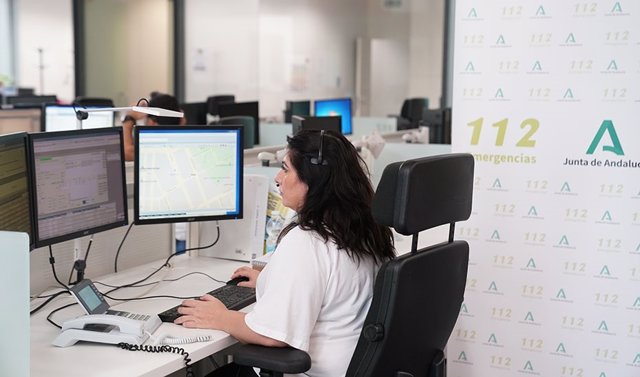 Archivo - Una trabajadora del Servicio 112 Emergencias Andalucía, en foto de archivo.