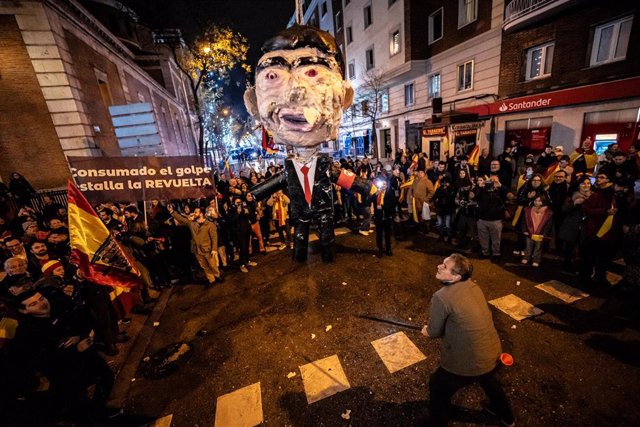 Decenas de personas celebran la entrada del año nuevo en la calle Ferraz, a 1 de enero de 2024, en Madrid (España).