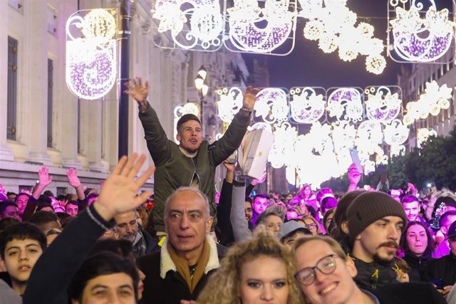 Miles de personas reciben el 2024 en la Avenida de la Constitución esta pasada Nochevieja.