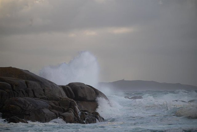 Archivo - El mar con olas por el temporal, a 5 de noviembre de 2023, en O Grove, Pontevedra, Galicia (España). 