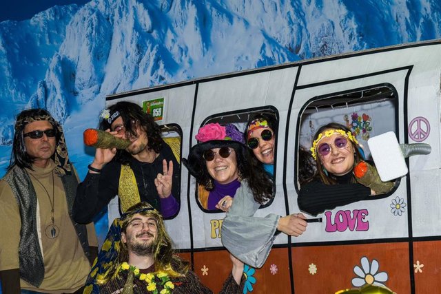 Corredores disfrazados en la XXI San Silvestre de Villanúa (Huesca).