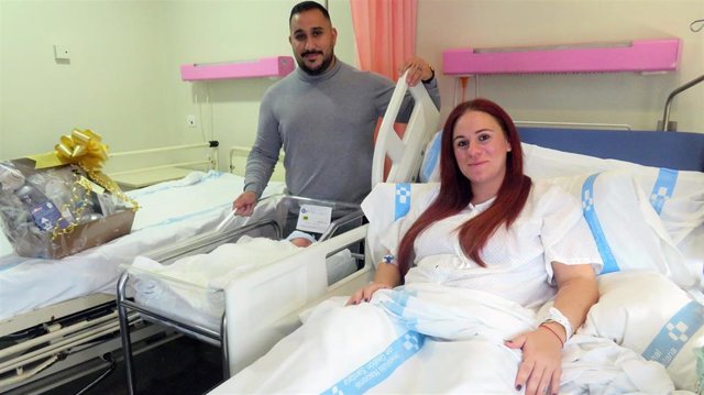 Los padres del primer bebé nacido en 2024 en Melilla.