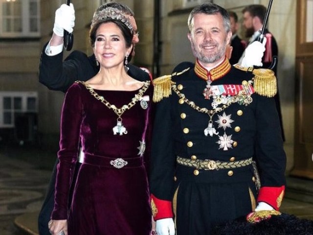 Los Príncipes Federico y Mary a su llegada este lunes a la tradicional recepción de Año Nuevo en el Palacio Real