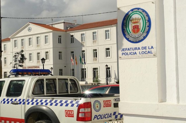 Imagen de archivo del edificio del ayuntamiento de San Roque con un coche policial