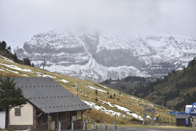 Una montaña nevada en la estación de esquí de Astún, a 5 de noviembre de 2023, en Huesca, Aragón (España). 
