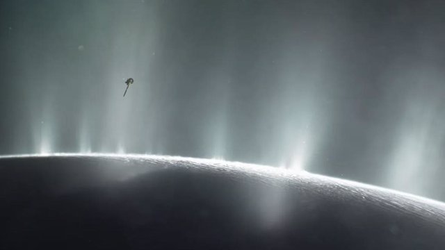 Eyecciones de polvo y vapor de agua del interior de Encélado