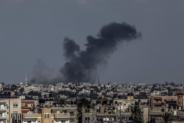 Archivo - Una columna de humo tras un bombardeo de Israel contra Jan Yunis, en el sur de la Franja de Gaza