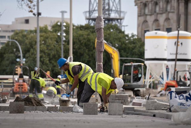Archivo - Trabajadores realizando obras en las Ramblas de Barcelona 