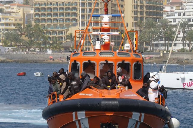 Archivo - La Salvamar Macondo llegando al Muelle de Arguineguín con mgirantes rescatados, en  una foto de archivo. 
