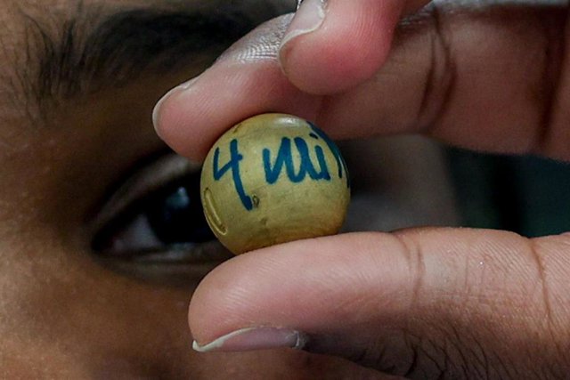 La bola del gordo durante los ensayos de los niños de San Ildefonso del sorteo de Navidad 2023.