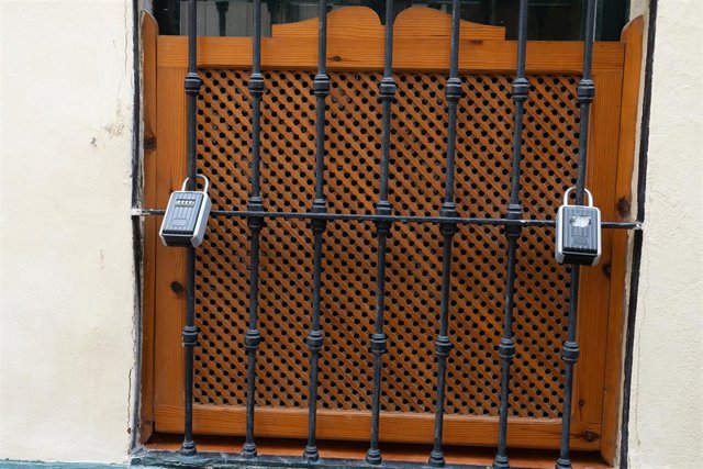 Archivo - Candados en las rejas de los pisos turísticos, a 13 de octubre de 2023, en Sevilla, (Andalucía, España). 