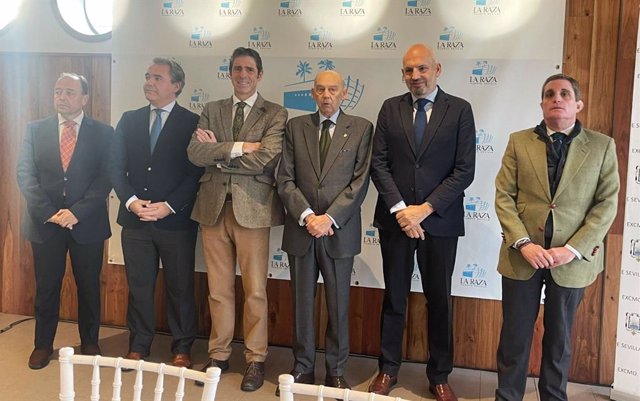 El delegado de Fiestas Mayores, Manuel Alés, segundo por la derecha, en la rueda de prensa ofrecida por el Ateneo de Sevilla para informar de los últimos detalles de la cabalgata de Reyes Magos.