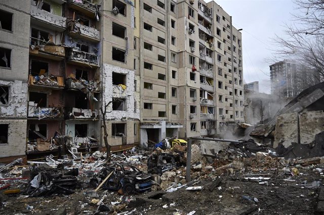 Un zona residencial de Kiev, Ucrania, atacada por las fuerzas rusas.