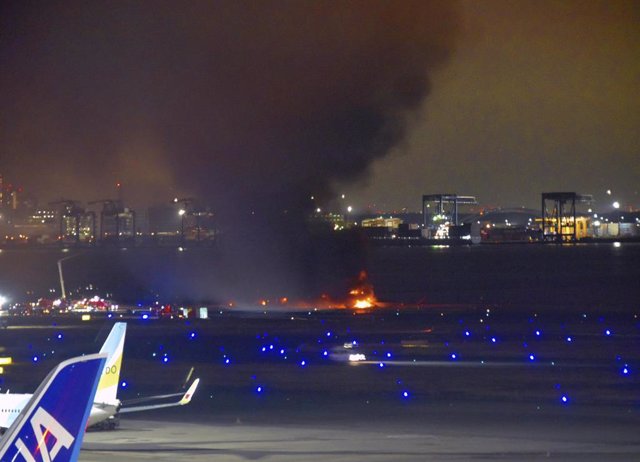 Choque entre dos aviones en el aeropuerto Haneda de Tokio