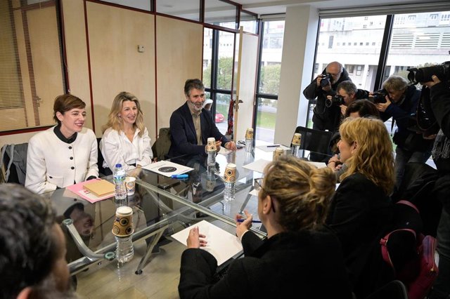 La vicepresidenta segunda del Gobierno y líder de Sumar, Yolanda Díaz,, y la candidata de la formación a la presidencia de la Xunta, Marta Lois, participan en una reunión con representantes del sindicato Venia