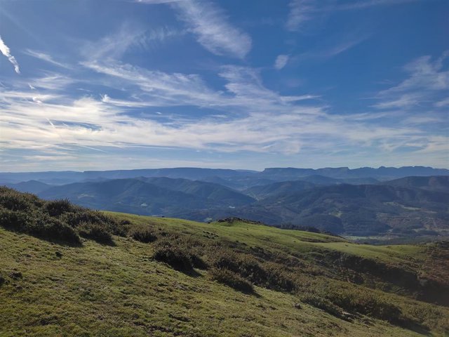 Archivo - Ligeras nubes sobre el cielo de Bizkaia