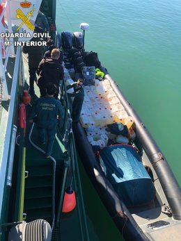 Embarcación semirrígida con 120 garrafas de gasolina incautada en la costa de Los Caños de Meca.