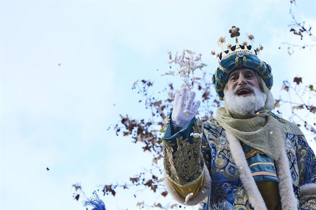 Archivo - El Rey Melchor encarnado por, Salvador Morales, durante la Cabalgata de SSMM los Reyes Magos, a 5 de enero de 2022 en Sevilla (Andalucía, España)