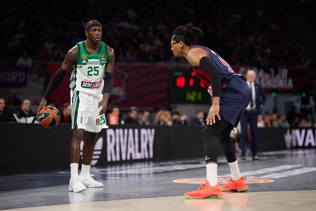 Chima Moneke defiende a Kendrick Nunn en el Baskonia-Panathinaikos en la Euroliga 23-24