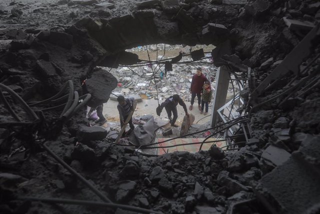 Edificio destruido por bomardeos israelíes en Rafá, en el sur de la Franja de Gaza