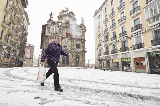 Archivo - Foto de archivo de la plaza del Ayuntamiento de Pamplona nevada en noviembre de 2021.