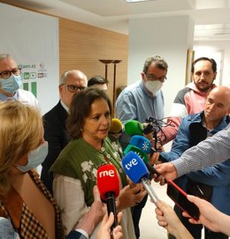 Catalina García atiende a los periodistas.