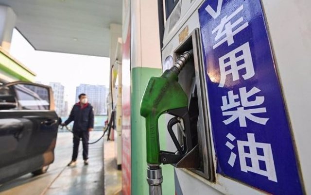 Repostaje da combustible en un vehículo en una gasolinera en Qingzhou, provincia de Shandong, en el este de China.