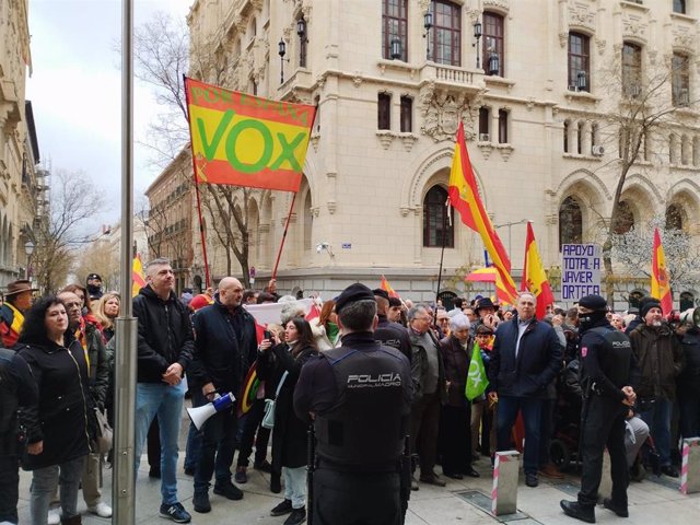 Concentración a las puertas de Cibeles antes de la celebración del Pleno en el que se pedirá la reprobación de Ortega Smith en apoyo al portavoz municipal de Vox