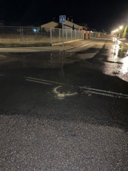 Estado de la calle afectada por la fuga de agua en el Golf, en la localidad de Aldeamayor de San Martín.