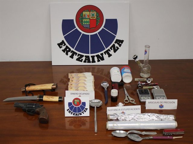 Material incautado al detenido.