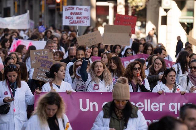 Enfermeras protestan durante una manifestación de Infermeres de Catalunya, a 19 de diciembre de 2023, en Barcelona, Catalunya (España). 