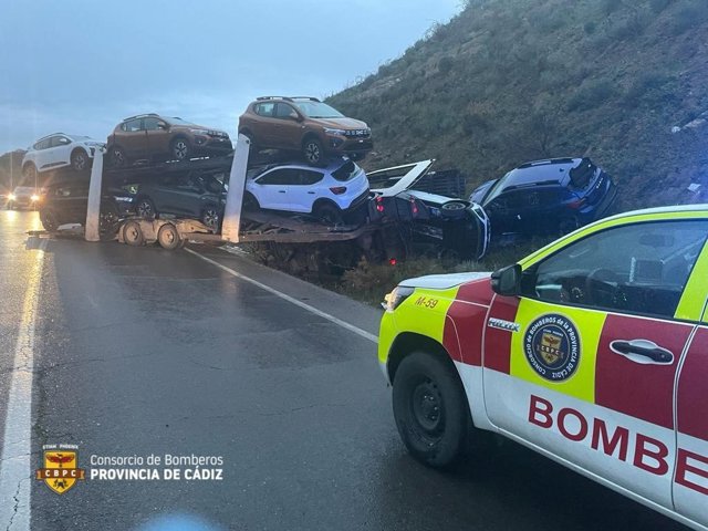 Vuelca en la carretera de Olvera un camión que transportaba varios turismos nuevos