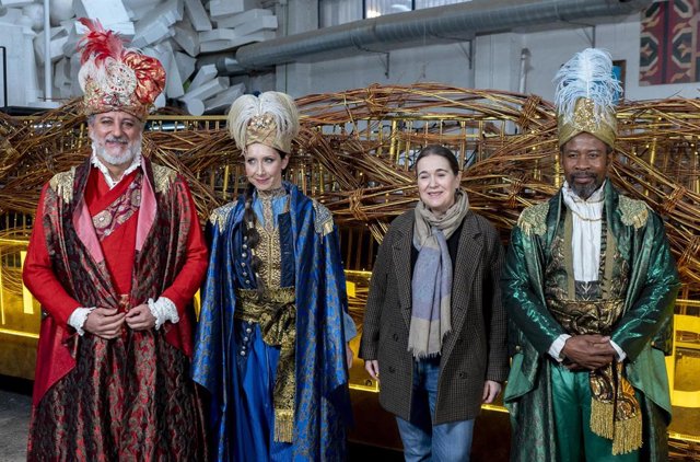 La delegada de Cultura, Turismo y Deporte, Marta Rivera de la Cruz, junto a los tres Reyes Magos.