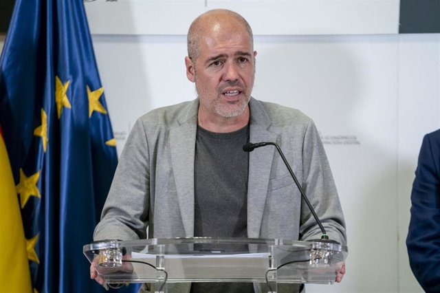 Archivo - El secretario general de Comisiones Obreras (CCOO), Unai Sordo, responde a los medios tras una reunión con la Mesa de Diálogo Social para el Plan de Recuperación, Transformación y Resiliencia, en el Ministerio de Asuntos Económicos y Transformac