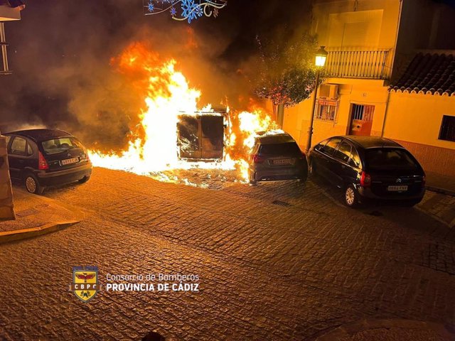 Arden varios vehículos en un incendio registrado en Paterna de Rivera.