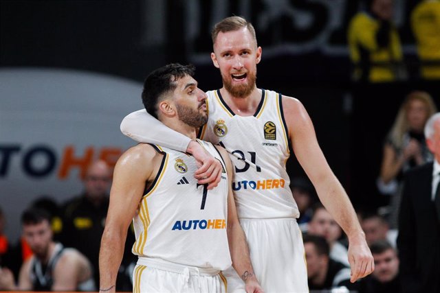 Facundo Campazzo y Dzanan Musa se abrazan durante un partido del Real Madrid