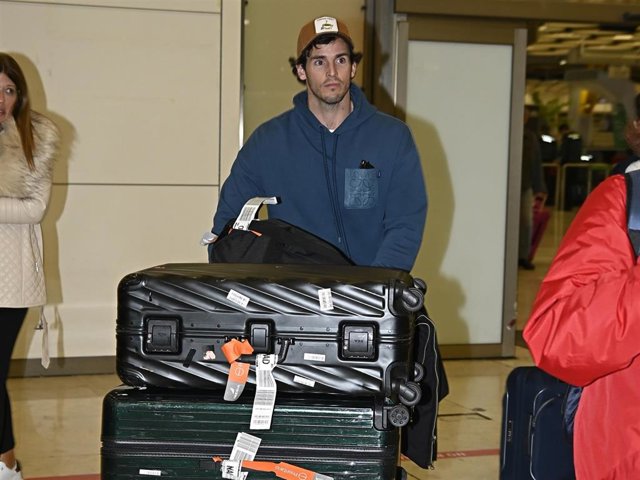 IÑIGO ONIEVA LLEGA A MADRID POR LA ZONA COMERCIAL DEL AEROPUERTO MIENTRAS TAMARA FALCÓ LO HACE POR LA PREMIUM
