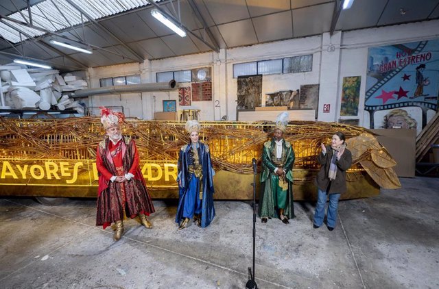 La delegada de Cultura, Turismo y Deporte, Marta Rivera de la Cruz, junto a los tres pajes de los Reyes Magos y la carroza de la Dirección General de Mayores y Prevención de la Soledad