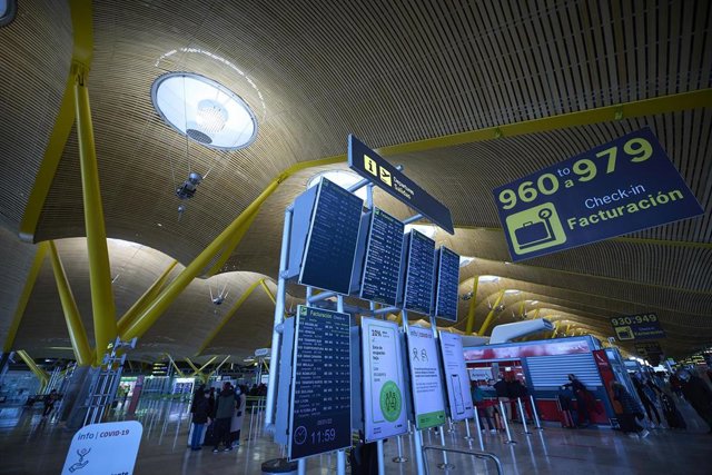 Archivo - Varios paneles de salidas en el aeropuerto Adolfo Suárez, Madrid-Barajas,