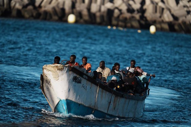 Archivo - Migrantes llegan en cayuco a El Hierro