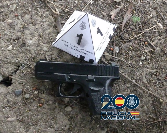 Arma intervenida a dos menores detenidos en relación con un atraco a una gasolinera en Estepona