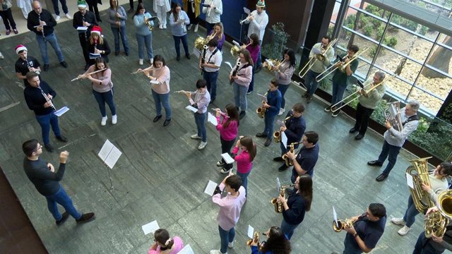 Concierto de la banda de la Escuela Municipal de Música de Valladolid (EMMVA) en el vestíbulo del Hospital Del Río Hortega.