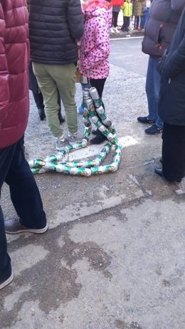 Una niña participa en el arrastre de latas de Algeciras