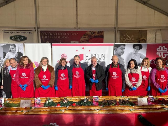 Foto de las autoridades en el reparto del roscón solidario de Cáritas en Bilbao