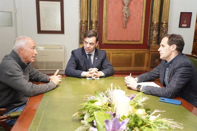 Reunión del presidente de la Diputación de Valladolid, Conrado Íscar, con representantes de la Federación Española de Galgos.